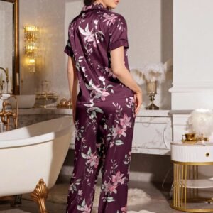 Alternative view of طقم بيجامة مكون من ملابس علوية كم قصير طباعة زهور وبنطلون من الحرير الصناعي